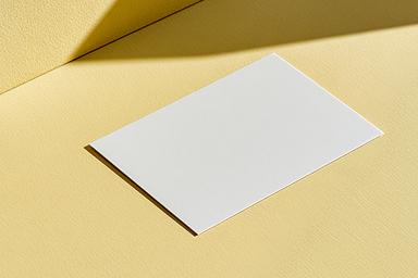 당장 주워 쓸 수 있는 견출지가, 이름과 이름 사이 틈에 떨어져 있었다면